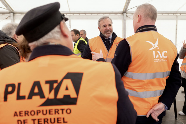 El presidente del Gobierno de Aragón, Jorge Azcón, en el aeropuerto industrial de Teruel.