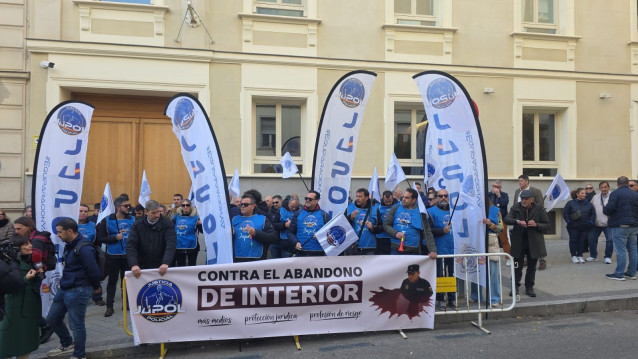 Jupol y Jucial se concentran frente al Ministerio del Interior para denunciar las agresiones y el 
