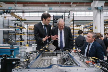 El ministro de Industria y Turismo, Jordi Hereu, en las instalaciones de la empresa multinacional SAPA Placencia, en la localidad guipuzcoana de Andoain