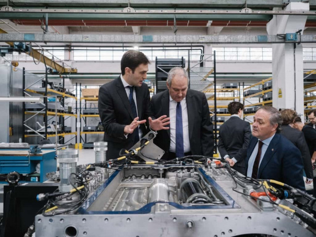 El ministro de Industria y Turismo, Jordi Hereu, en las instalaciones de la empresa multinacional SAPA Placencia, en la localidad guipuzcoana de Andoain