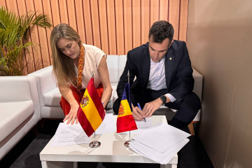 Forné y Aagesen durante la firma del convenio