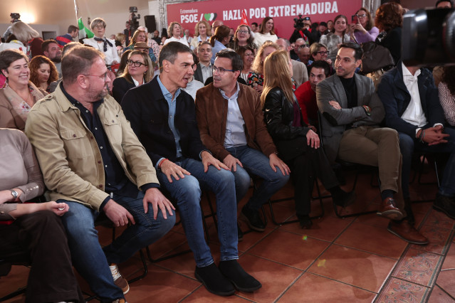 El secretario general del PSOE y presidente del Gobierno, Pedro Sánchez y el secretario general del PSOE de Extremadura y candidato a la Presidencia de la Junta, Miguel Ángel Gallardo, en un acto de la precampaña electoral en Mérida.