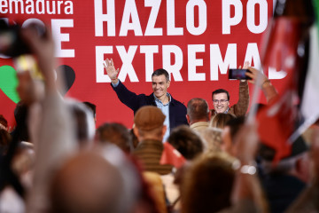 El secretario general del PSOE y presidente del Gobierno, Pedro Sánchez (i) y el secretario general del PSOE de Extremadura y candidato a la Presidencia de la Junta, Miguel Ángel Gallardo (d), duran