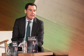 El presidente de la Junta de Andalucía, Juanma Moreno, presenta su libro 'Manual de convivencia. La vía andaluza', en el Auditorio Caja de Música del Palacio de Cibeles, a 19 de noviembre de 2025, 