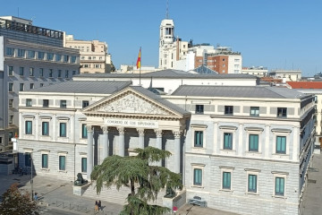 Archivo - Fachada principal de la sede del Congreso, con la Puerta de los Leones