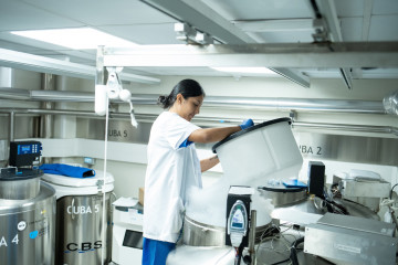 Archivo - Una mujer trabajando en un hospital de Barcelona