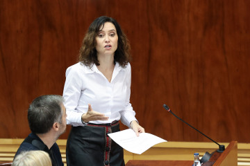 La presidenta de la Comunidad de Madrid, Isabel Díaz Ayuso, interviene durante una sesión plenaria en la Asamblea de Madrid, a 6 de noviembre de 2025, en Madrid (España).