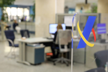 Archivo - Una empleada trabaja en una oficina de la Agencia Tributaria.