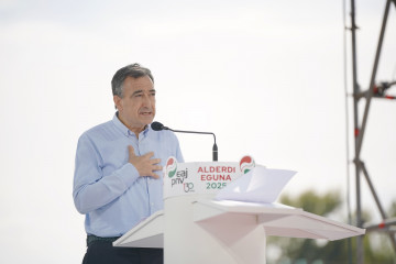 Archivo - El presidente del PNV, Aitor Esteban, interviene durante la celebración del 'Alderdi Eguna', a 28 de septiembre de 2025, en Foronda, Álava, País Vasco (España).