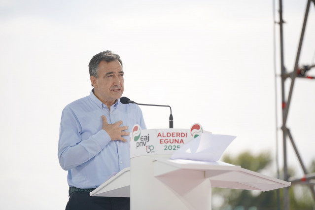 Archivo - El presidente del PNV, Aitor Esteban, interviene durante la celebración del 'Alderdi Eguna', a 28 de septiembre de 2025, en Foronda, Álava, País Vasco (España).