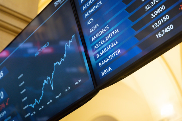 Archivo - Un panel informativo en el Palacio de la Bolsa de Madrid