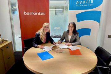 La directora territoria de Bankinter en Catalunya, Emma Montserrat, y la consejera delegada de Avalis de Catalunya, Anna Álvarez.