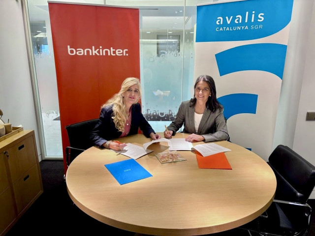 La directora territoria de Bankinter en Catalunya, Emma Montserrat, y la consejera delegada de Avalis de Catalunya, Anna Álvarez.
