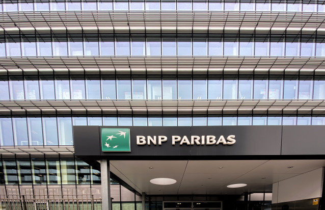 Archivo - Logo y letras de BNP Paribas en la entrada a la sede en Madrid del Banco BNP Paribas en la Calle Hermanos Bécquer nº 3, en Madrid (España) a 10 de febrero de 2020.