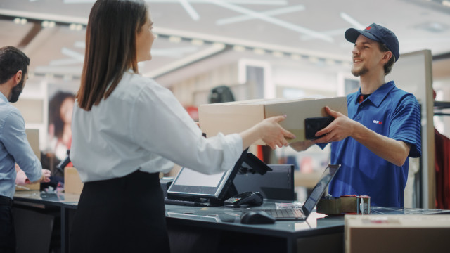 Empleado de MRV realizando una devolución en tienda.