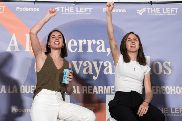 Archivo - La eurodiputada de Podemos Irene Montero (i), y la líder de Podemos, Ione Belarra (d), durante un acto organizado por Podemos y el grupo The Left en el Parlamento Europeo, a 19 de junio de 