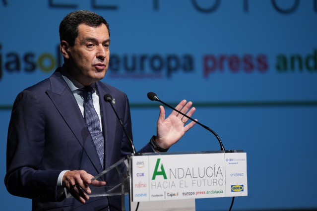El presidente de la Junta de Andalucía, Juanma Moreno interviene en el acto inaugural de la jornada 'Andalucía hacia el futuro' patrocinada por Europa Press y Fundación Cajasol. A 18 de noviembre de 2025, en Sevilla (Foto de archivo).