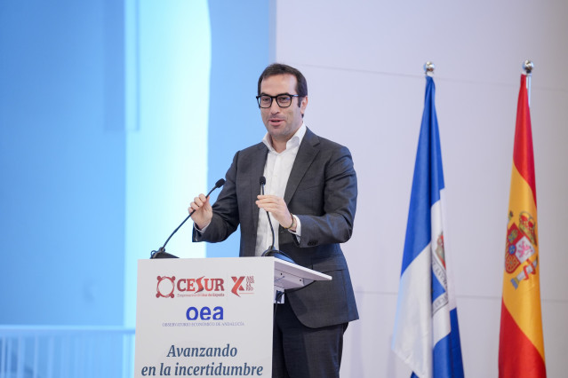 El ministro de Economía, Comercio y Empresa, Carlos Cuerpo, interviene dentro del acto inaugural del foro ‘Avanzando hacia la incertidumbre’. A 20 de noviembre de 2025, en Carmona, Sevilla (Andalucía, España). El Observatorio Económico de Andalucía, OEA,