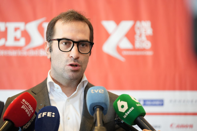 El ministro de Economía, Comercio y Empresa, Carlos Cuerpo, atiende a los medios tras el acto inaugural del foro ‘Avanzando hacia la incertidumbre’. A 20 de noviembre de 2025, en Carmona, Sevilla (Andalucía, España).