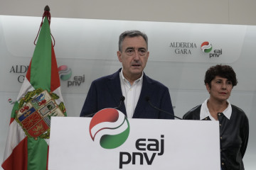 (I-D) El presidente del EBB de EAJ-PNV, Aitor Esteban, y la portavoz del PNV en el Congreso, Maribel Vaquero, comparecen en el 50º aniversario de la muerte del dictador Francisco Franco, en Sabin Etx