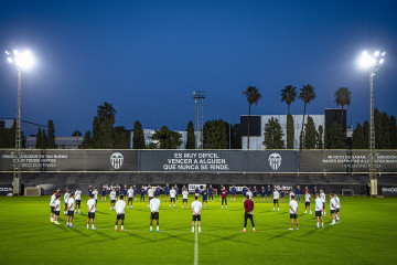 Archivo - Minuto de silencio del Valencia CF por las víctimas de la DANA