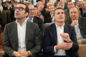 De izquierda a derecha, el ministro de Economía, Carlos Cuerpo, y el delegado del Gobierno en Andalucía, Pedro Fernández.