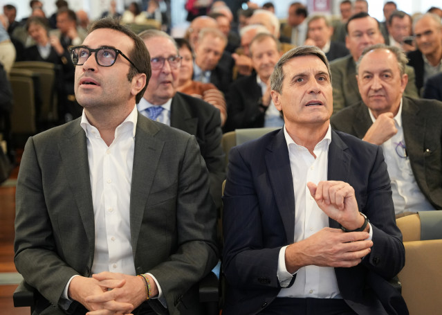 De izquierda a derecha, el ministro de Economía, Carlos Cuerpo, y el delegado del Gobierno en Andalucía, Pedro Fernández.