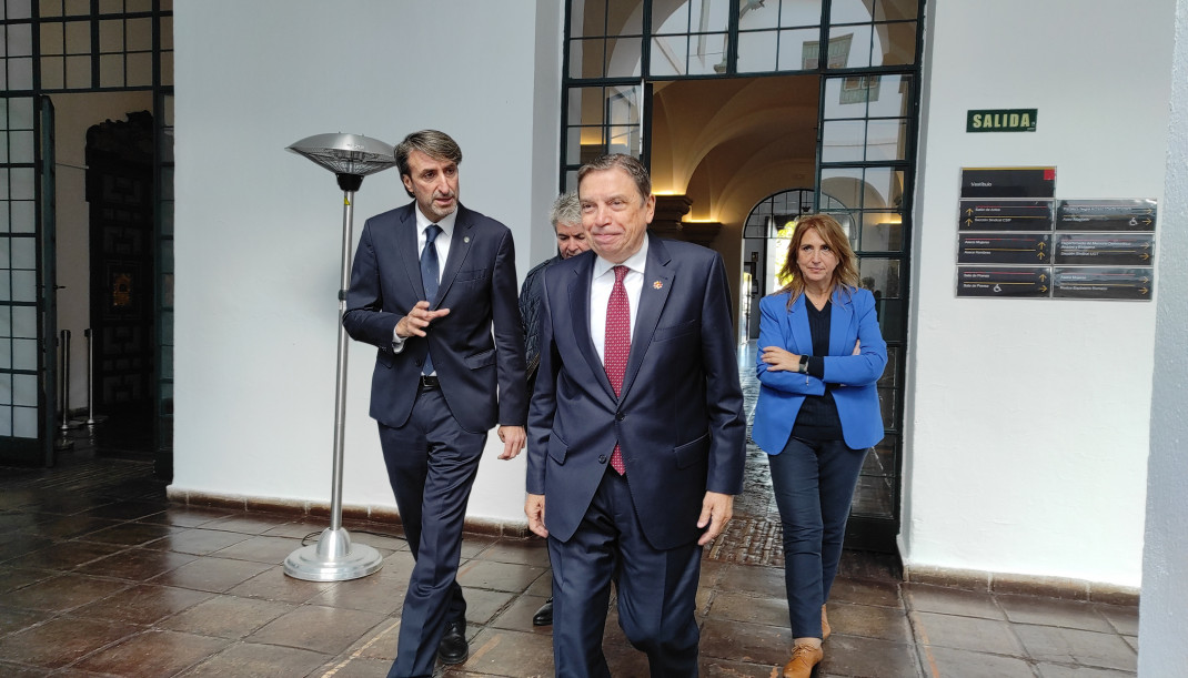 El ministro de Agricultura, Pesca y Alimentación, Luis Planas, antes de atender a los medios.