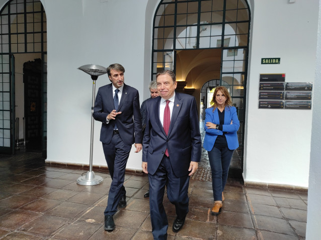 El ministro de Agricultura, Pesca y Alimentación, Luis Planas, antes de atender a los medios.