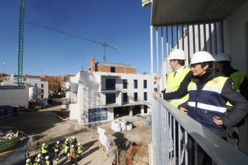 La ministra de Vivienda y Agenda Urbana, Isabel Rodríguez (d), acompañada por el consejero de Fomento y Medio Ambiente, Juan Carlos Suárez-Quiñones (i), visitan las obras de construcción de una p