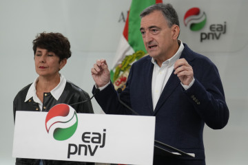 El presidente del EBB de EAJ-PNV, Aitor Esteban (d), y la portavoz del PNV en el Congreso, Maribel Vaquero (i), comparecen en el 50º aniversario de la muerte del dictador Francisco Franco, en Sabin E