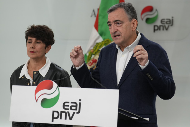 El presidente del EBB de EAJ-PNV, Aitor Esteban (d), y la portavoz del PNV en el Congreso, Maribel Vaquero (i), comparecen en el 50º aniversario de la muerte del dictador Francisco Franco, en Sabin Etxea, a 20 de noviembre de 2025, en Bilbao (Bizkaia)