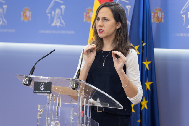 La portavoz de Podemos en el Congreso, Ione Belarra, durante una rueda de prensa en el Congreso de los Diputados, a 11 de noviembre de 2025, en Madrid (España).