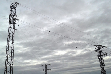 Archivo - Tendido eléctrico. Electrocución