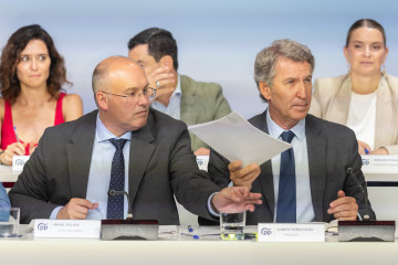 Archivo - El presidente del PP, Alberto Núñez Fiejóo, acompañado por el secretario general del PP, Miguel Tellado, preside la reunión de la Junta Nacional del Partido Popular, a 15 de septiembre 