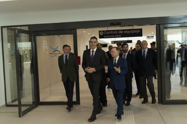 El presidente del Gobierno, Pedro Sánchez (C), acompañado del  presidente de la Ciudad Autónoma de Ceuta, Juan Jesús Vivas (d), preside el acto de presentación de las instalaciones de la nueva terminal marítima