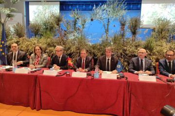 El ministro de Agricultura, Pesca y Alimentación, Luis Planas (centro), participa en la celebración con motivo del Día Mundial del Olivo.