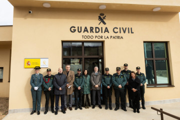 El ministro del Interior, Fernando Grande-Marlaska (c-d), y la presidenta de la Sociedad de Infraestructuras y Equipamientos Penitenciarios y de la Seguridad del Estado (Siepse), Sofía Hernanz (c-i),