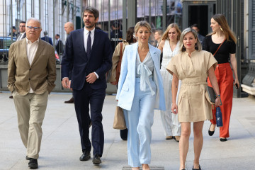 Archivo - El ministro de Cultura, Ernest Urtasun (2i); la vicepresidenta segunda y ministra de Trabajo, Yolanda Díaz (3i) y la portavoz de Sumar en el Congreso, Verónica Martínez, llegan a una sesi