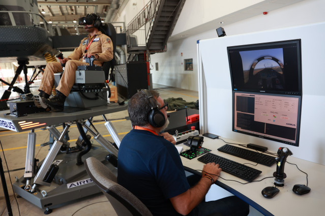 Demostración de unas prácticas de simulación de vuelo, dentro del acto de celebración del 15º aniversario del International Training Centre (ITC) Airbus San Pablo.