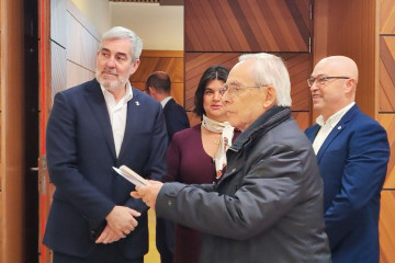 El presidente de Canarias, Fernando Clavijo, antes del inicio del foro 'Amigos y Vecinos' organizado por Heraldo de Aragón.