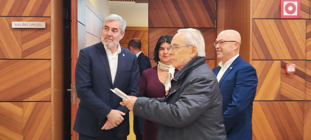 El presidente de Canarias, Fernando Clavijo, antes del inicio del foro 'Amigos y Vecinos' organizado por Heraldo de Aragón.