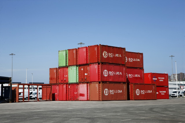 Archivo - Contenedores en un puerto.