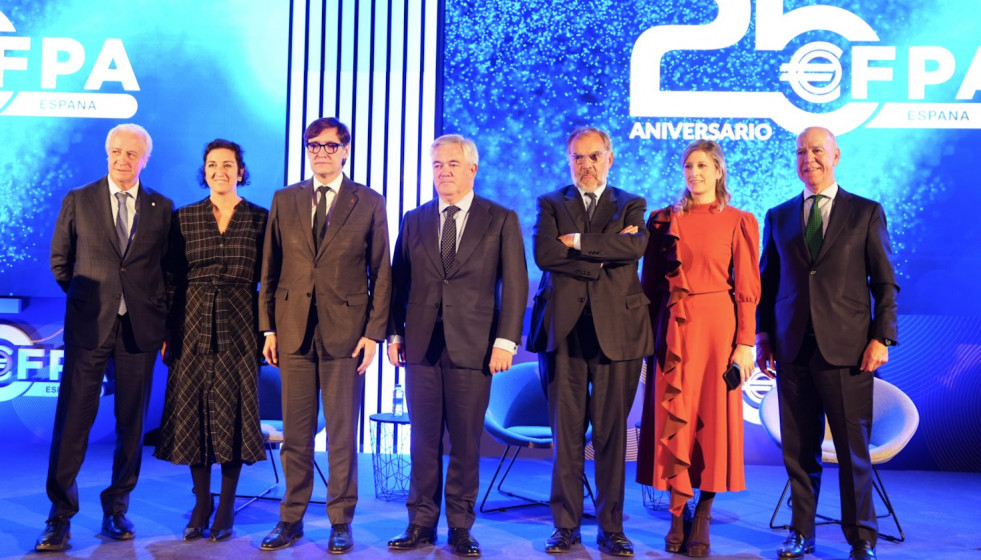 El presidente de la Generalitat, Salvador Illa, junto a la directiva de EFPA España, compuesta por el presidente de la asociación,Santiago Satrústegui; el presidente de honor, Carlos Tusquets, y el