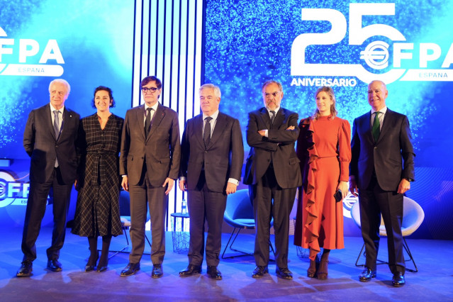 El presidente de la Generalitat, Salvador Illa, junto a la directiva de EFPA España, compuesta por el presidente de la asociación,Santiago Satrústegui; el presidente de honor, Carlos Tusquets, y el consejero ejecutivo, Josep Soler, en Barcelona (España).