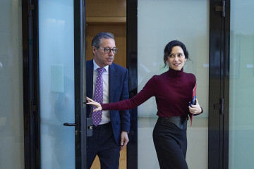 El senador del PP Alfonso Serrano y la presidenta de la Comunidad de Madrid, Isabel Díaz Ayuso, a su llegada a un pleno de la Asamblea de Madrid, a 20 de noviembre de 2025, en Madrid (España)