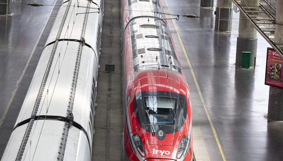 Archivo - Un tren en la Estación de Madrid - Puerta de Atocha - Almudena Grandes