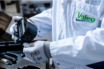 Archivo - Trabajador de Valeo.