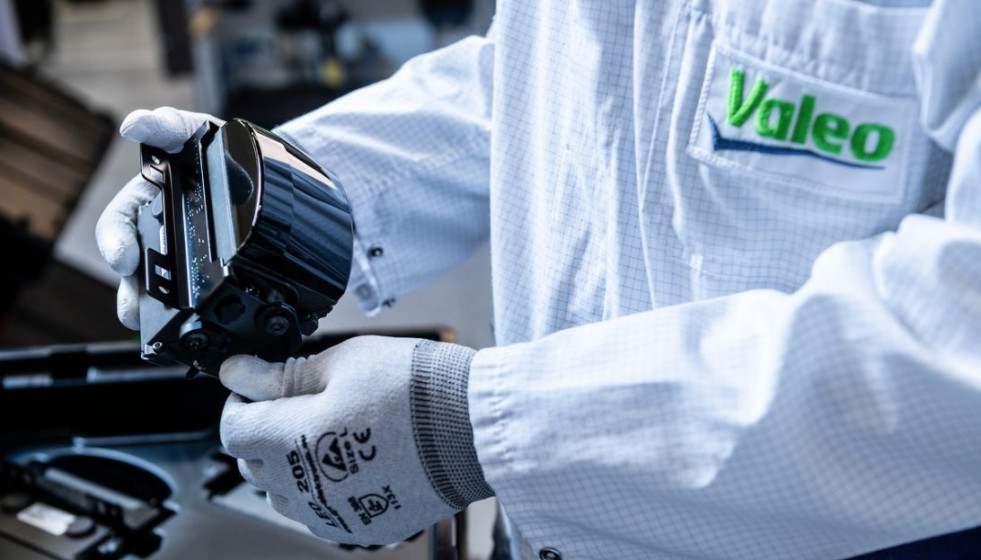 Archivo - Trabajador de Valeo.