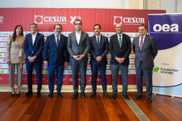 El ministro de Economía, Comercio y Empresa, Carlos Cuerpo, en una foto de familia dentro del acto inaugural del foro ‘Avanzando hacia la incertidumbre’.
